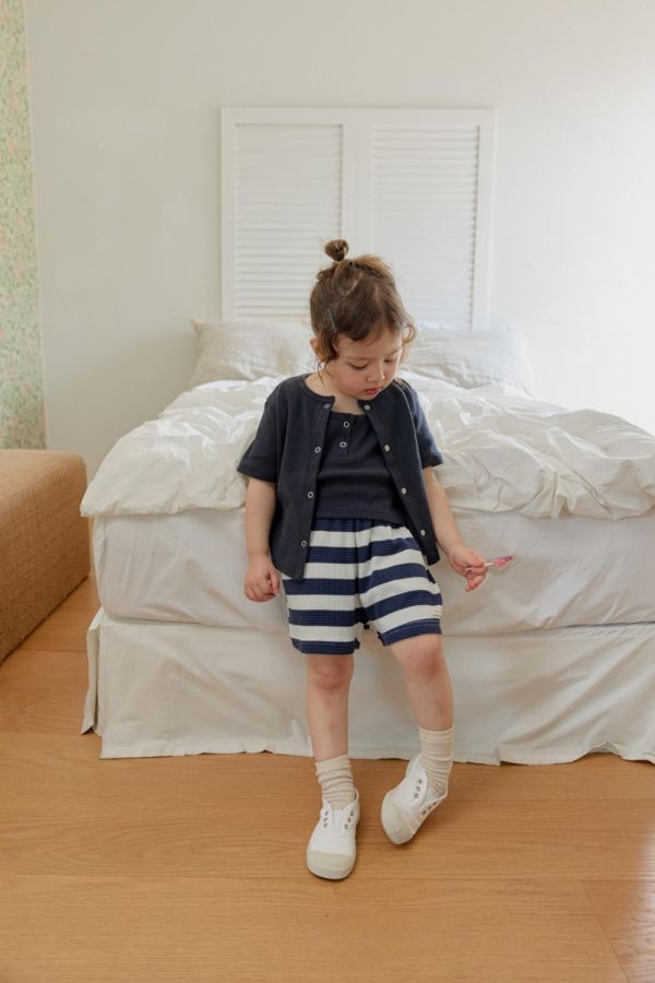 條紋鬆餅格休閒短褲 韓國童裝,男童夏裝,中性童裝,童裝推薦,2026夏季童裝,男童穿搭,韓系童裝,中性穿搭,韓國代購