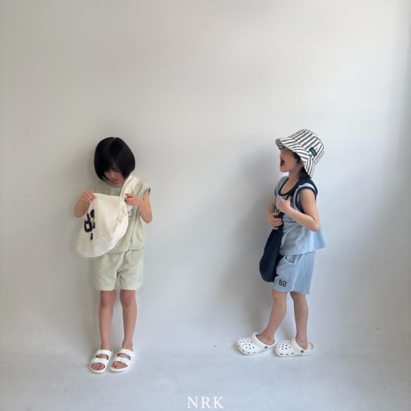 No. 82帆布斜背包 韓國童裝,質感童裝,童裝推薦,韓系風格,男女童裝,韓風穿搭,韓國代購,韓國空運,親子穿搭