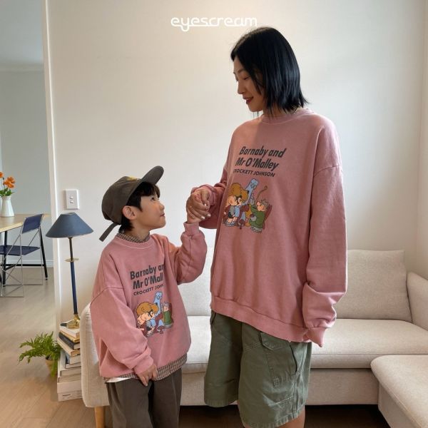 美式漫畫長袖上衣-親子款 韓國童裝,男童秋裝,中性童裝,韓系童裝推薦,2025秋季童裝,韓國男童新款,中性風男童穿搭,秋季男童服飾推薦,小男友穿搭