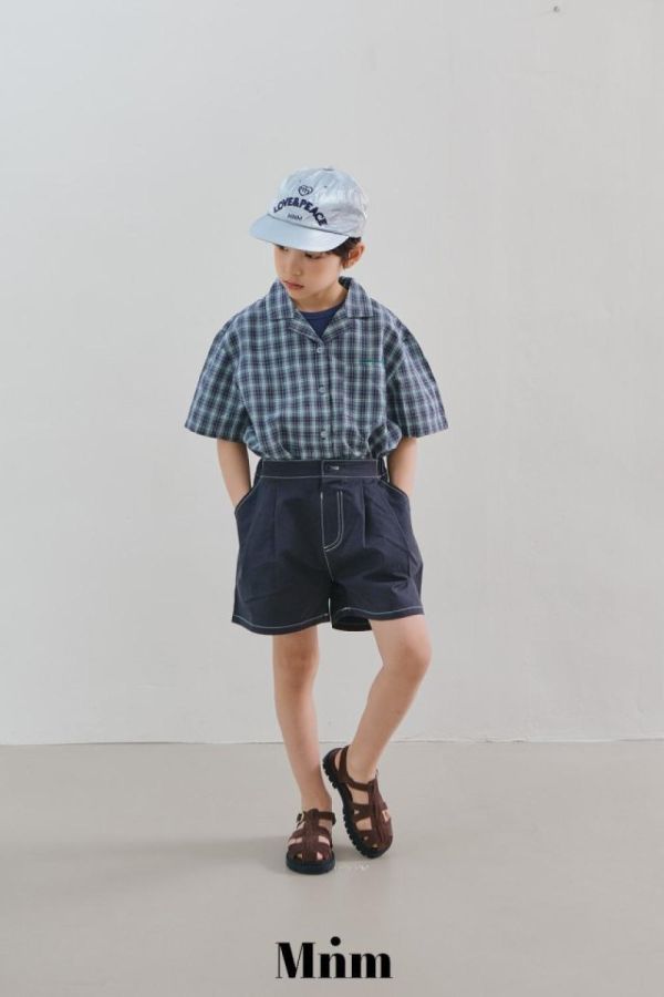 裝飾車線打摺休閒短褲 韓國童裝,男童夏裝,中性童裝,童裝推薦,2026夏季童裝,男童穿搭,韓系童裝,中性穿搭,韓國代購