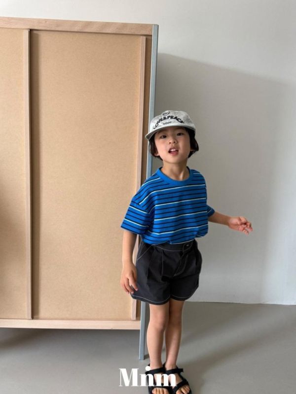 裝飾車線打摺休閒短褲 韓國童裝,男童夏裝,中性童裝,童裝推薦,2026夏季童裝,男童穿搭,韓系童裝,中性穿搭,韓國代購