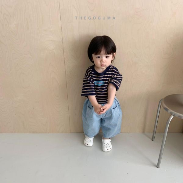 刺繡線條牛仔八分寬版長褲 韓國童裝,男童夏裝,中性童裝,童裝推薦,2026夏季童裝,男童穿搭,韓系童裝,中性穿搭,韓國代購