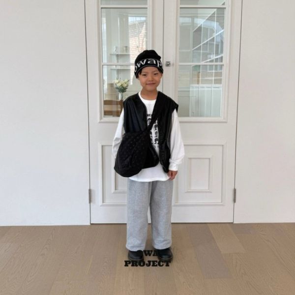 經典披頭四長袖上衣 韓國童裝,男童秋裝,中性童裝,韓系童裝推薦,2025秋季童裝,韓國男童新款,中性風男童穿搭,秋季男童服飾推薦,小男友穿搭