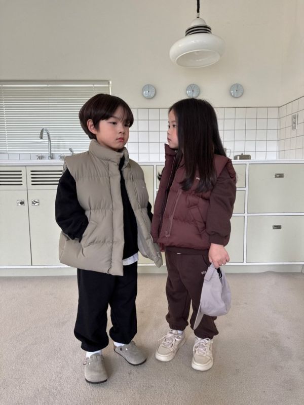 厚吐司澎澎立領拉鍊背心 韓國童裝,男童秋裝,中性童裝,韓系童裝推薦,2025秋季童裝,韓國男童新款,中性風男童穿搭,秋季男童服飾推薦,小男友穿搭