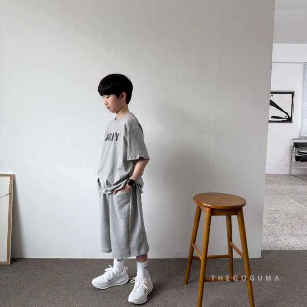 側打摺口袋百慕達短褲 韓國童裝,男童夏裝,中性童裝,童裝推薦,2026夏季童裝,男童穿搭,韓系童裝,中性穿搭,韓國代購