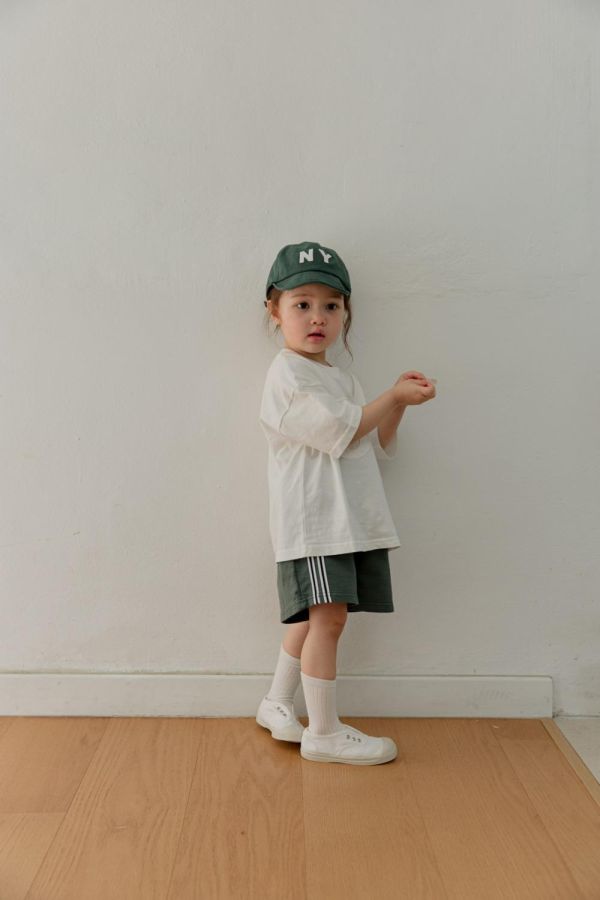 數字織帶滾邊運動短褲 韓國童裝,男童夏裝,中性童裝,童裝推薦,2026夏季童裝,男童穿搭,韓系童裝,中性穿搭,韓國代購