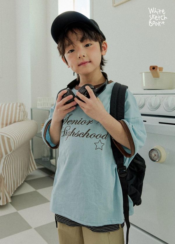 撞色滾邊藝術字母短袖上衣 韓國童裝,男童夏裝,中性童裝,童裝推薦,2026夏季童裝,男童穿搭,韓系童裝,中性穿搭,韓國代購