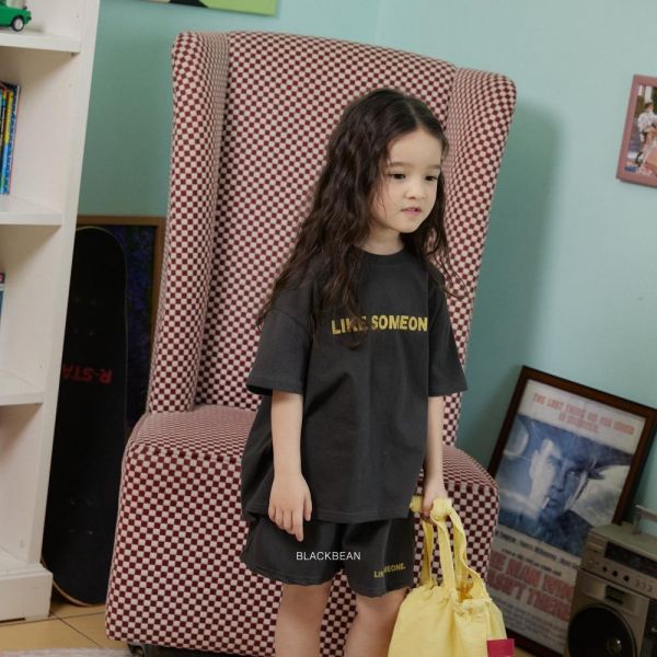 簡單字母短袖運動套裝 韓國童裝,男童夏裝,中性童裝,童裝推薦,2026夏季童裝,男童穿搭,韓系童裝,中性穿搭,韓國代購