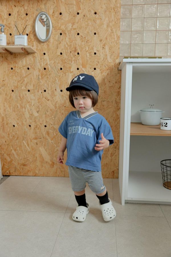 EVERYDAY織帶V領短袖上衣 韓國童裝,男童夏裝,中性童裝,童裝推薦,2026夏季童裝,男童穿搭,韓系童裝,中性穿搭,韓國代購