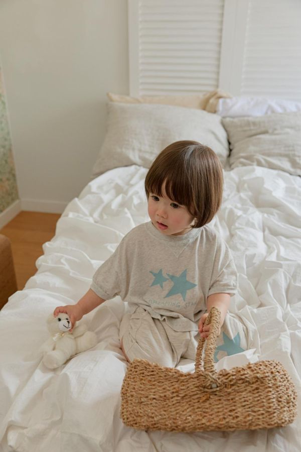 雙子星小V短袖上衣 韓國童裝,男童夏裝,中性童裝,童裝推薦,2026夏季童裝,男童穿搭,韓系童裝,中性穿搭,韓國代購