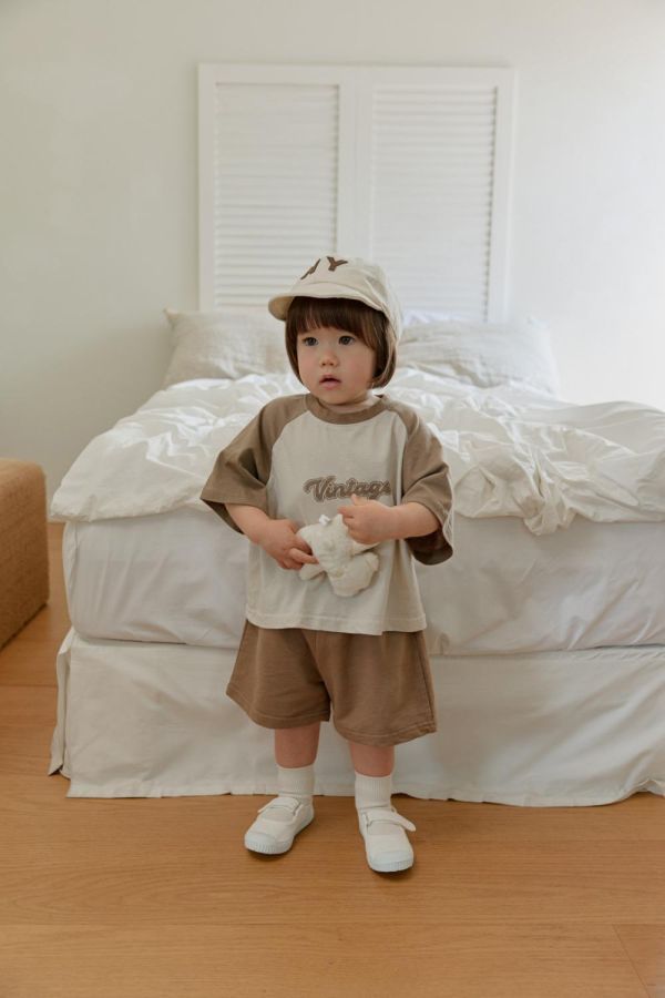 Vintage雙色插肩短袖上衣 韓國童裝,男童夏裝,中性童裝,童裝推薦,2026夏季童裝,男童穿搭,韓系童裝,中性穿搭,韓國代購