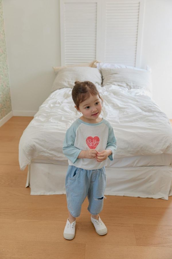 愛心雙色插肩七分袖上衣 韓國童裝,男童夏裝,中性童裝,童裝推薦,2026夏季童裝,男童穿搭,韓系童裝,中性穿搭,韓國代購