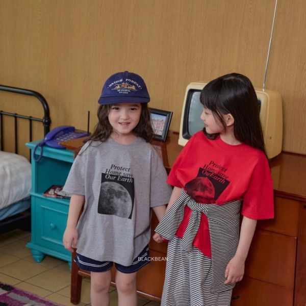 月球照片短袖上衣 韓國童裝,男童夏裝,中性童裝,童裝推薦,2026夏季童裝,男童穿搭,韓系童裝,中性穿搭,韓國代購