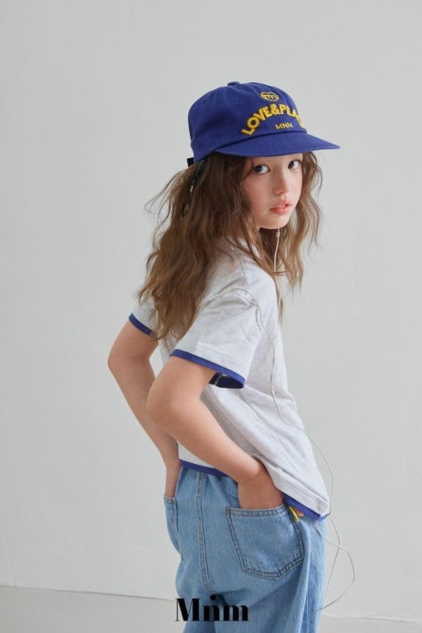 字母層次雙色短袖上衣 韓國童裝,男童夏裝,中性童裝,童裝推薦,2026夏季童裝,男童穿搭,韓系童裝,中性穿搭,韓國代購