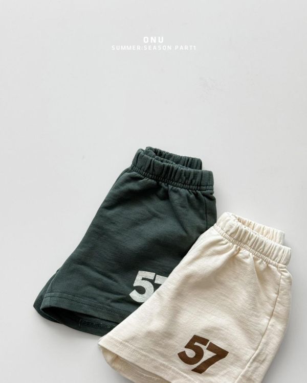 數字織帶滾邊運動短褲 韓國童裝,男童夏裝,中性童裝,童裝推薦,2026夏季童裝,男童穿搭,韓系童裝,中性穿搭,韓國代購