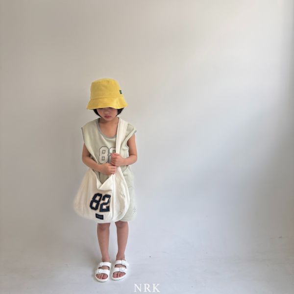 No. 82帆布斜背包 韓國童裝,質感童裝,童裝推薦,韓系風格,男女童裝,韓風穿搭,韓國代購,韓國空運,親子穿搭