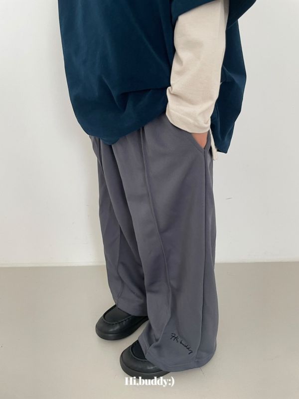 LOGO落地運動長褲 韓國童裝,男童秋裝,中性童裝,韓系童裝推薦,2025秋季童裝,韓國男童新款,中性風男童穿搭,秋季男童服飾推薦,小男友穿搭