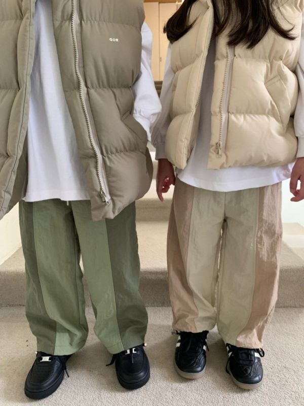 雙色沙沙可縮口運動長褲 韓國童裝,男童秋裝,中性童裝,韓系童裝推薦,2025秋季童裝,韓國男童新款,中性風男童穿搭,秋季男童服飾推薦,小男友穿搭