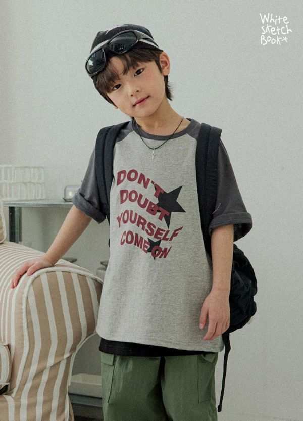 星星字母插肩短袖上衣 韓國童裝,男童夏裝,中性童裝,童裝推薦,2026夏季童裝,男童穿搭,韓系童裝,中性穿搭,韓國代購