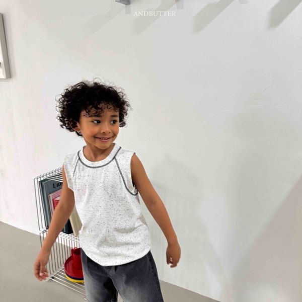 裝試車線寬版背心 韓國童裝,男童夏裝,中性童裝,童裝推薦,2026夏季童裝,男童穿搭,韓系童裝,中性穿搭,韓國代購