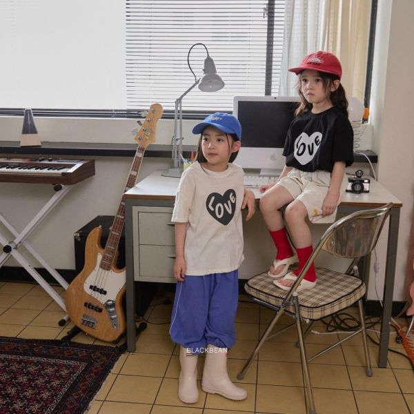 愛心LOVE短袖上衣 韓國童裝,男童夏裝,中性童裝,童裝推薦,2026夏季童裝,男童穿搭,韓系童裝,中性穿搭,韓國代購