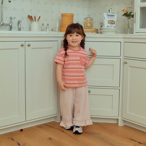 愛心口袋條紋短袖上衣 韓國童裝,男童夏裝,中性童裝,童裝推薦,2026夏季童裝,男童穿搭,韓系童裝,中性穿搭,韓國代購