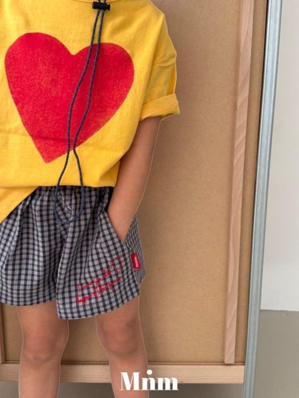 刺繡字母格紋休閒短褲 韓國童裝,男童夏裝,中性童裝,童裝推薦,2026夏季童裝,男童穿搭,韓系童裝,中性穿搭,韓國代購