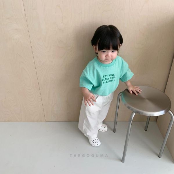 簡約字母短袖上衣 韓國童裝,男童夏裝,中性童裝,童裝推薦,2026夏季童裝,男童穿搭,韓系童裝,中性穿搭,韓國代購