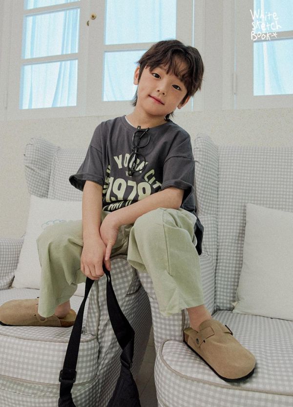 美式字母短袖上衣 韓國童裝,男童夏裝,中性童裝,童裝推薦,2026夏季童裝,男童穿搭,韓系童裝,中性穿搭,韓國代購