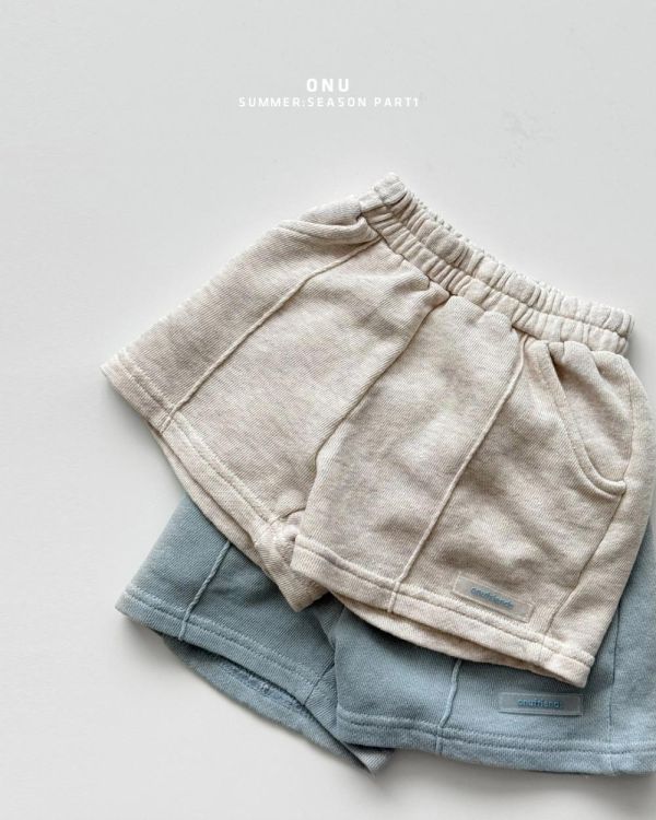 中線毛圈布運動短褲 韓國童裝,男童夏裝,中性童裝,童裝推薦,2026夏季童裝,男童穿搭,韓系童裝,中性穿搭,韓國代購