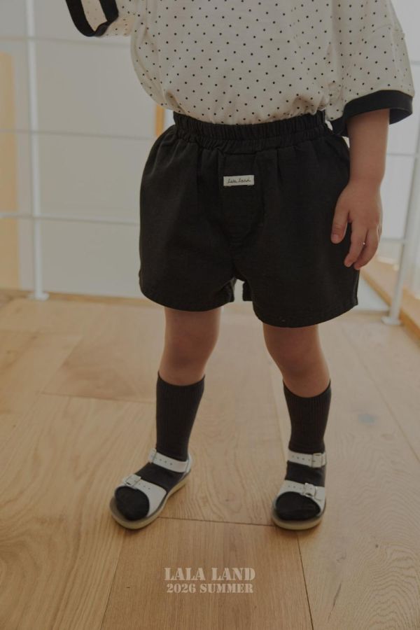 基礎日常標籤休閒短褲 韓國童裝,男童夏裝,中性童裝,童裝推薦,2026夏季童裝,男童穿搭,韓系童裝,中性穿搭,韓國代購