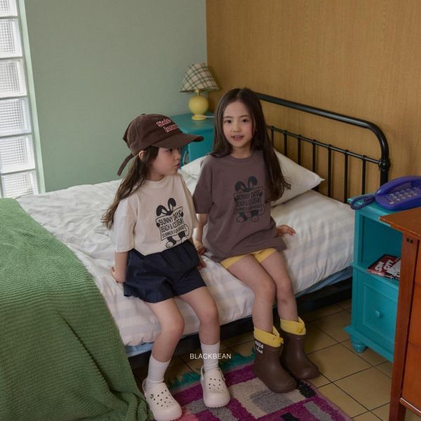 兔子看報紙短袖上衣 韓國童裝,男童夏裝,中性童裝,童裝推薦,2026夏季童裝,男童穿搭,韓系童裝,中性穿搭,韓國代購