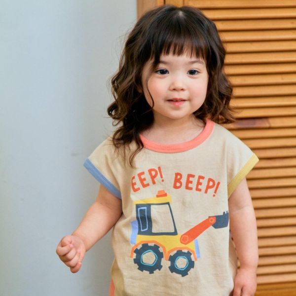 工程車插圖蓋袖上衣 韓國童裝,男童夏裝,中性童裝,童裝推薦,2026夏季童裝,男童穿搭,韓系童裝,中性穿搭,韓國代購