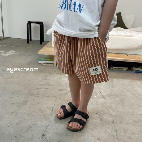 小布標千層條紋休閒短褲 韓國童裝,質感童裝,童裝推薦,韓系風格,男女童裝,韓風穿搭,韓國代購,韓國空運,親子穿搭