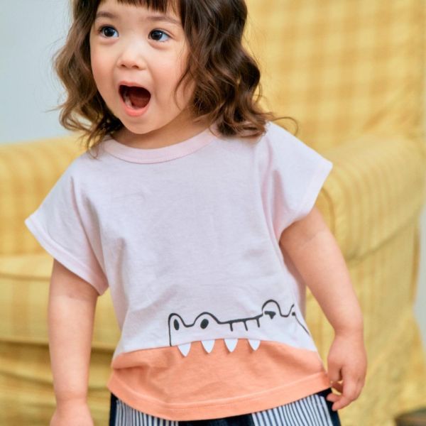 浮在水面的鱷魚短袖上衣 韓國童裝,男童夏裝,中性童裝,童裝推薦,2026夏季童裝,男童穿搭,韓系童裝,中性穿搭,韓國代購