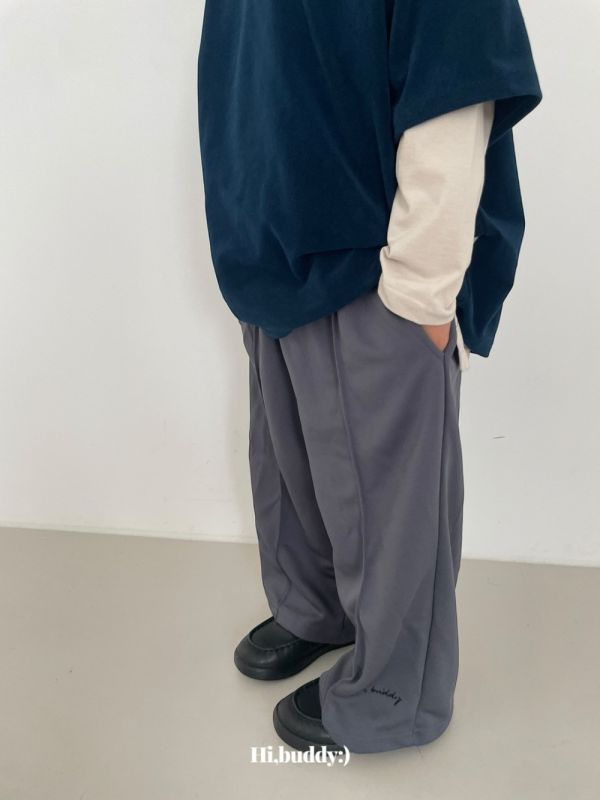 LOGO落地運動長褲 韓國童裝,男童秋裝,中性童裝,韓系童裝推薦,2025秋季童裝,韓國男童新款,中性風男童穿搭,秋季男童服飾推薦,小男友穿搭