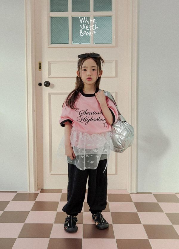 撞色滾邊藝術字母短袖上衣 韓國童裝,男童夏裝,中性童裝,童裝推薦,2026夏季童裝,男童穿搭,韓系童裝,中性穿搭,韓國代購