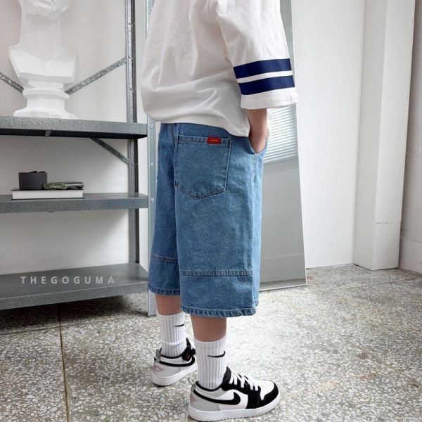 基礎剪裁牛仔百慕達短褲 韓國童裝,男童夏裝,中性童裝,童裝推薦,2026夏季童裝,男童穿搭,韓系童裝,中性穿搭,韓國代購