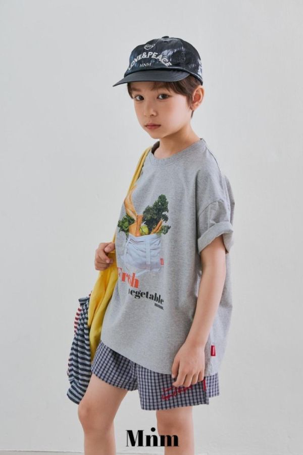 超市購物照片短袖上衣 韓國童裝,男童夏裝,中性童裝,童裝推薦,2026夏季童裝,男童穿搭,韓系童裝,中性穿搭,韓國代購