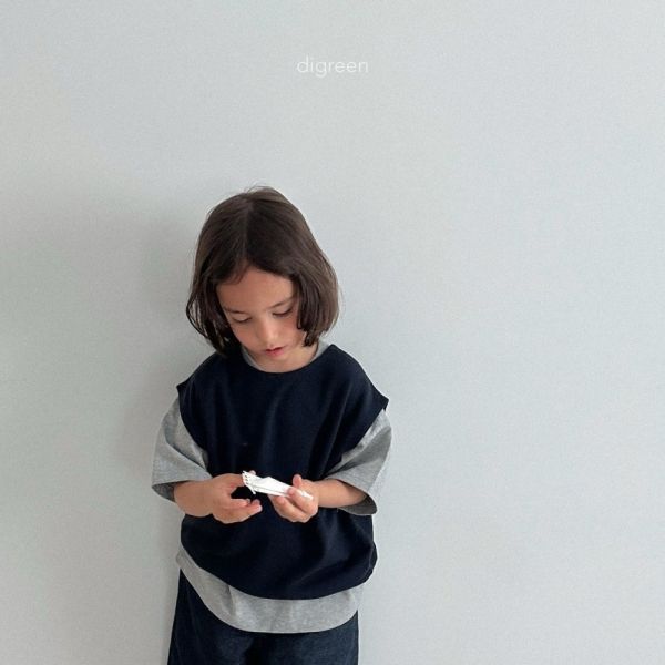 層次穿搭必備棉背心 韓國童裝,男童秋裝,中性童裝,韓系童裝推薦,2025秋季童裝,韓國男童新款,中性風男童穿搭,秋季男童服飾推薦,小男友穿搭