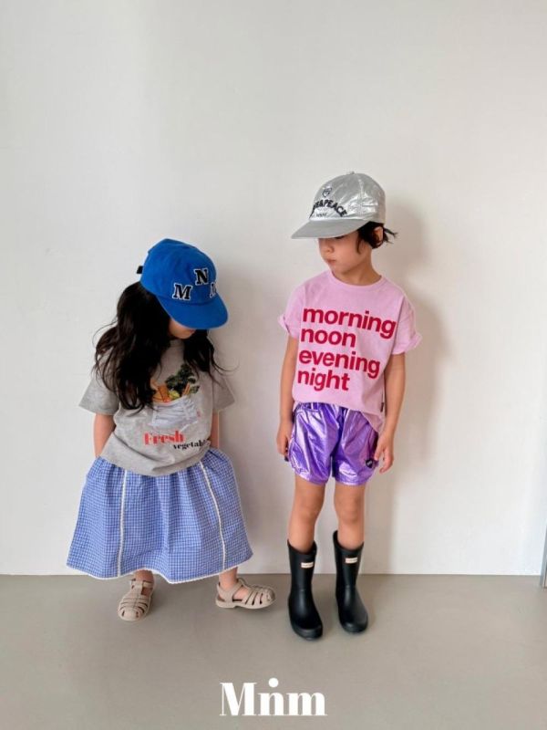 品牌經典刺繡調節繩平板帽 韓國童裝,男童夏裝,中性童裝,童裝推薦,2026夏季童裝,男童穿搭,韓系童裝,中性穿搭,韓國代購