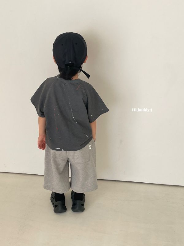 隨性潑墨落肩短袖上衣 韓國童裝,質感童裝,童裝推薦,韓系風格,男女童裝,韓風穿搭,韓國代購,韓國空運,親子穿搭