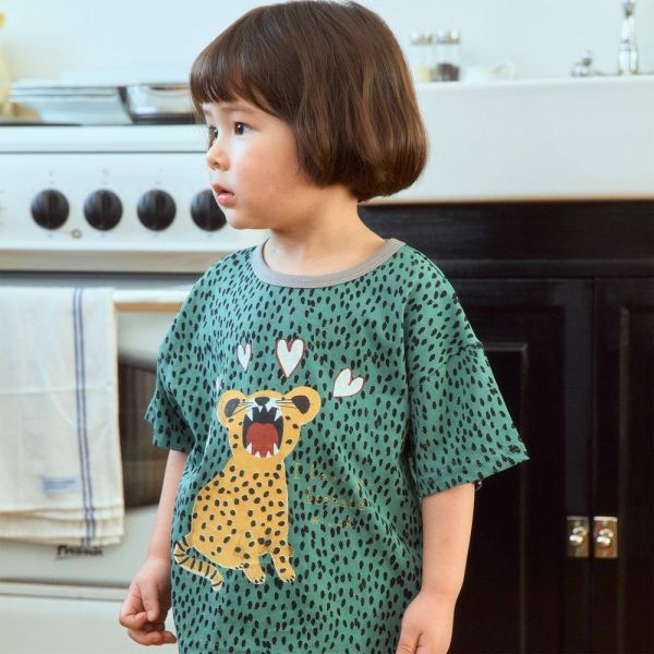 開心花豹短袖上衣 韓國童裝,男童夏裝,中性童裝,童裝推薦,2026夏季童裝,男童穿搭,韓系童裝,中性穿搭,韓國代購