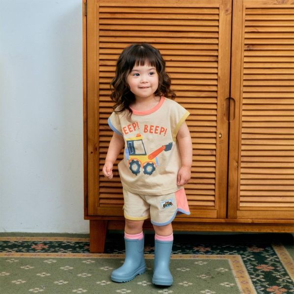 工程車插圖蓋袖上衣 韓國童裝,男童夏裝,中性童裝,童裝推薦,2026夏季童裝,男童穿搭,韓系童裝,中性穿搭,韓國代購