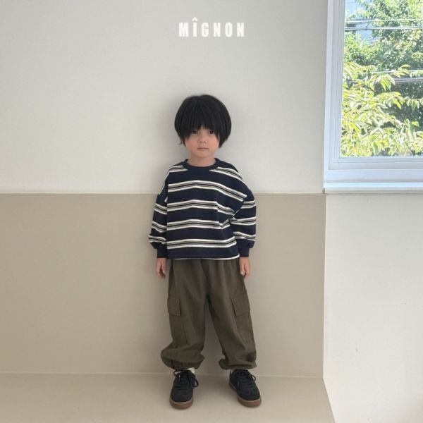 中短版條紋長袖上衣 韓國童裝,男童秋裝,中性童裝,韓系童裝推薦,2025秋季童裝,韓國男童新款,中性風男童穿搭,秋季男童服飾推薦,小男友穿搭