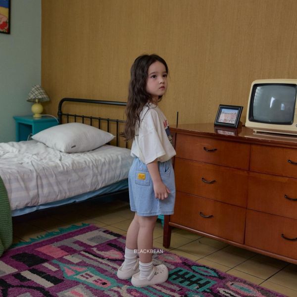 小黃標籤牛仔短褲 韓國童裝,男童夏裝,中性童裝,童裝推薦,2026夏季童裝,男童穿搭,韓系童裝,中性穿搭,韓國代購