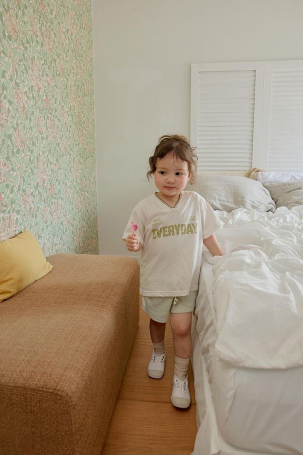 EVERYDAY織帶V領短袖上衣 韓國童裝,男童夏裝,中性童裝,童裝推薦,2026夏季童裝,男童穿搭,韓系童裝,中性穿搭,韓國代購