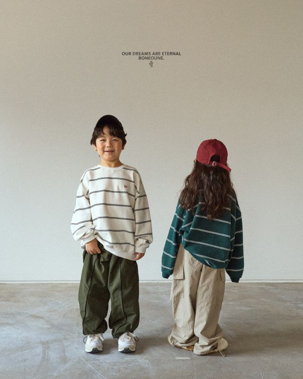 BN刺繡寬粉條紋長袖上衣 韓國童裝,男童秋裝,中性童裝,韓系童裝推薦,2025秋季童裝,韓國男童新款,中性風男童穿搭,秋季男童服飾推薦,小男友穿搭