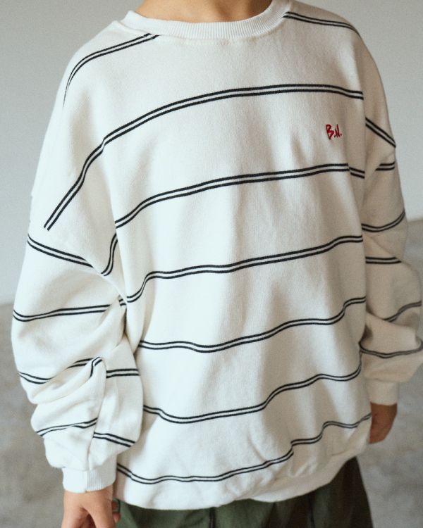 BN刺繡寬粉條紋長袖上衣 韓國童裝,男童秋裝,中性童裝,韓系童裝推薦,2025秋季童裝,韓國男童新款,中性風男童穿搭,秋季男童服飾推薦,小男友穿搭