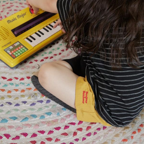 字母刺繡休閒短褲 韓國童裝,男童夏裝,中性童裝,童裝推薦,2026夏季童裝,男童穿搭,韓系童裝,中性穿搭,韓國代購